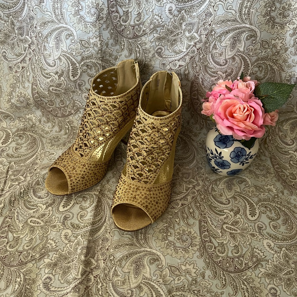 Pierre Dumas Gold Heels with Peep-Toe Design